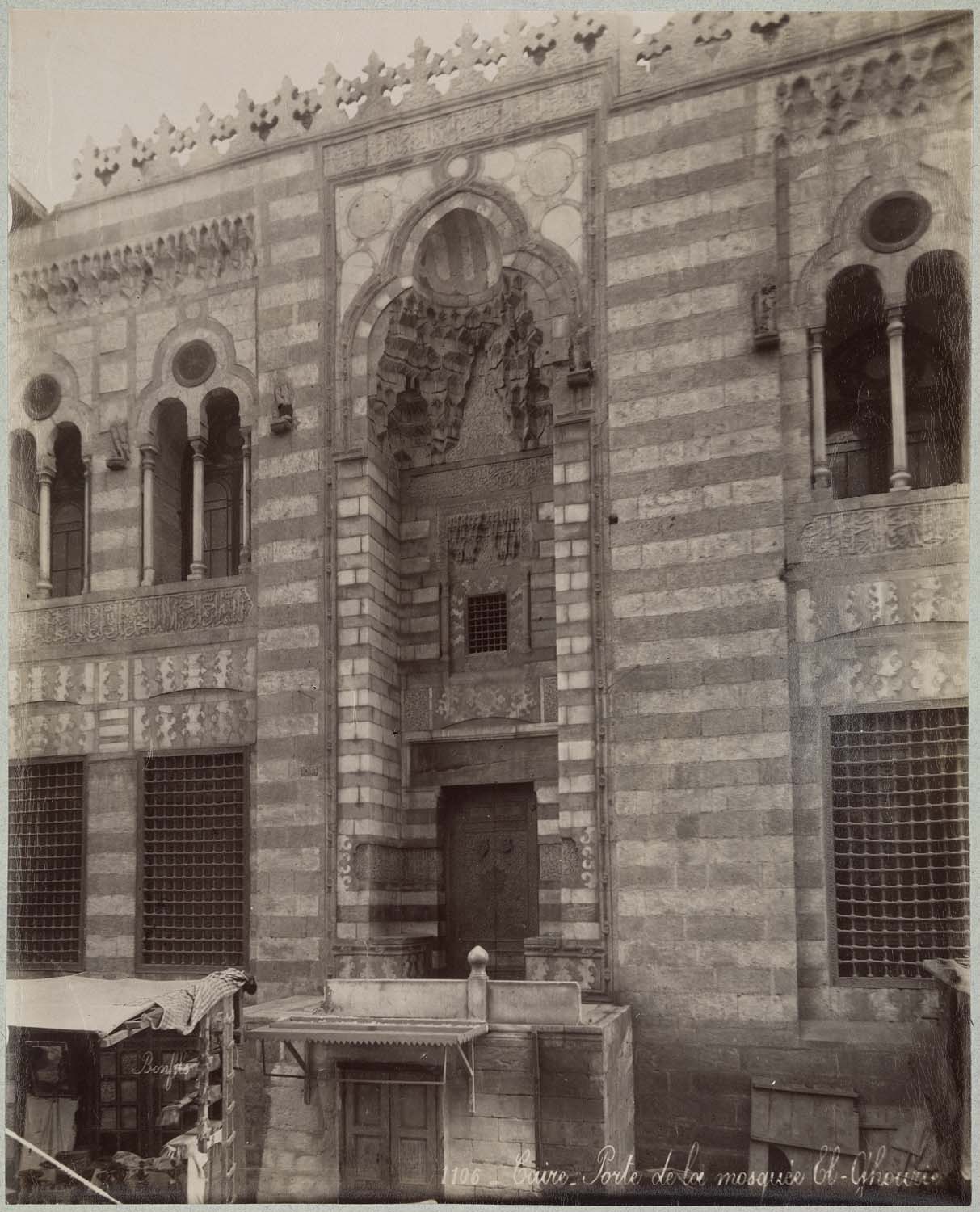 Façade, détail : la porte