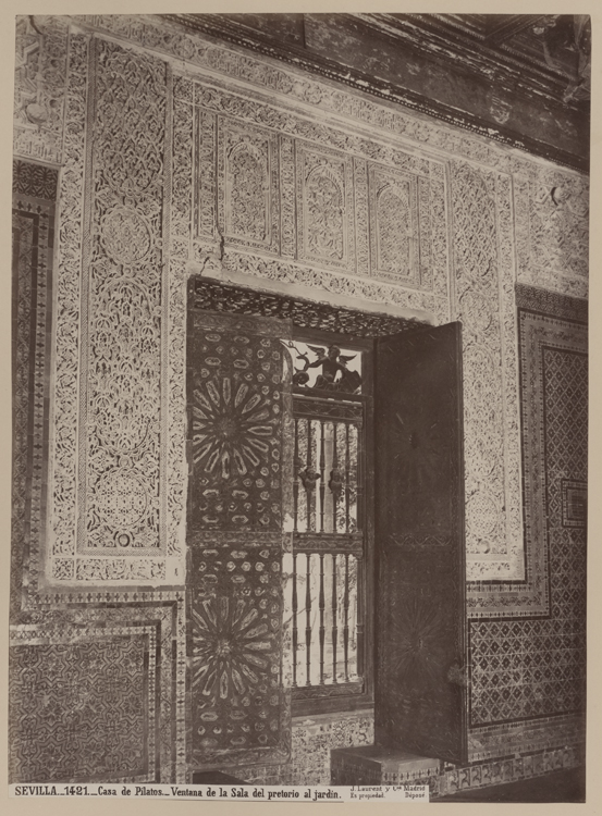 Fenêtre entre le prétoire et le jardin
