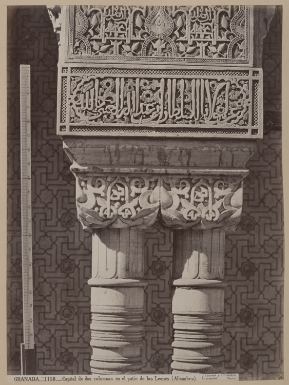 Chapiteaux de deux colonnes de la cour des Lions ou patio de los Leones [avec une échelle graduée]