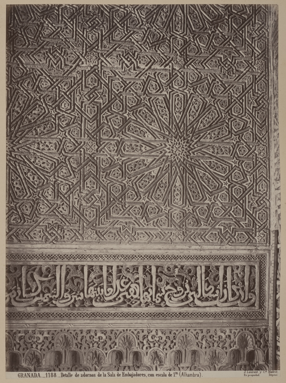 Détail des décors de la salle des Ambassadeurs ou sala de Embajadores [avec une échelle graduée]