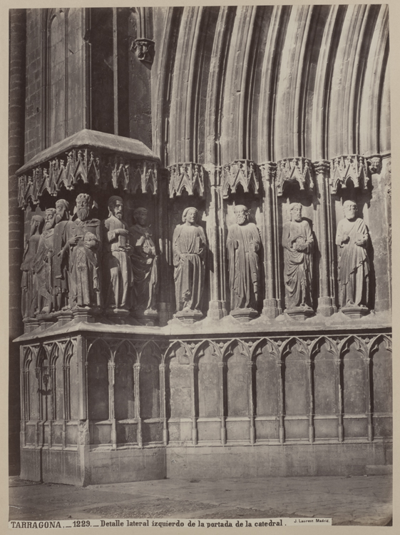 Détail de la partie gauche du portail de la façade