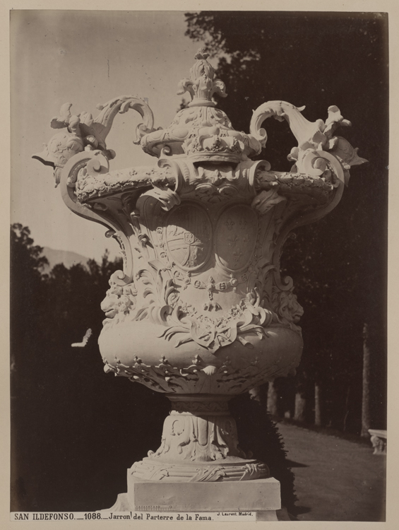 Vase décoratif de jardin du parterre de la Fama
