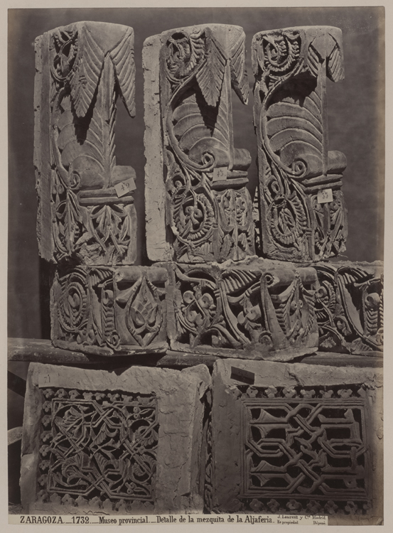 Fragments du décor sculpté de la mosquée