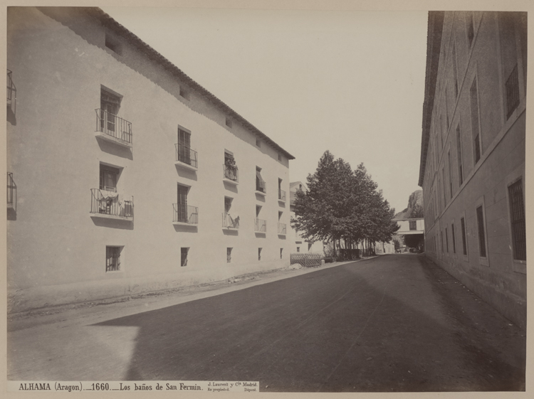 Rue entre les bâtiment