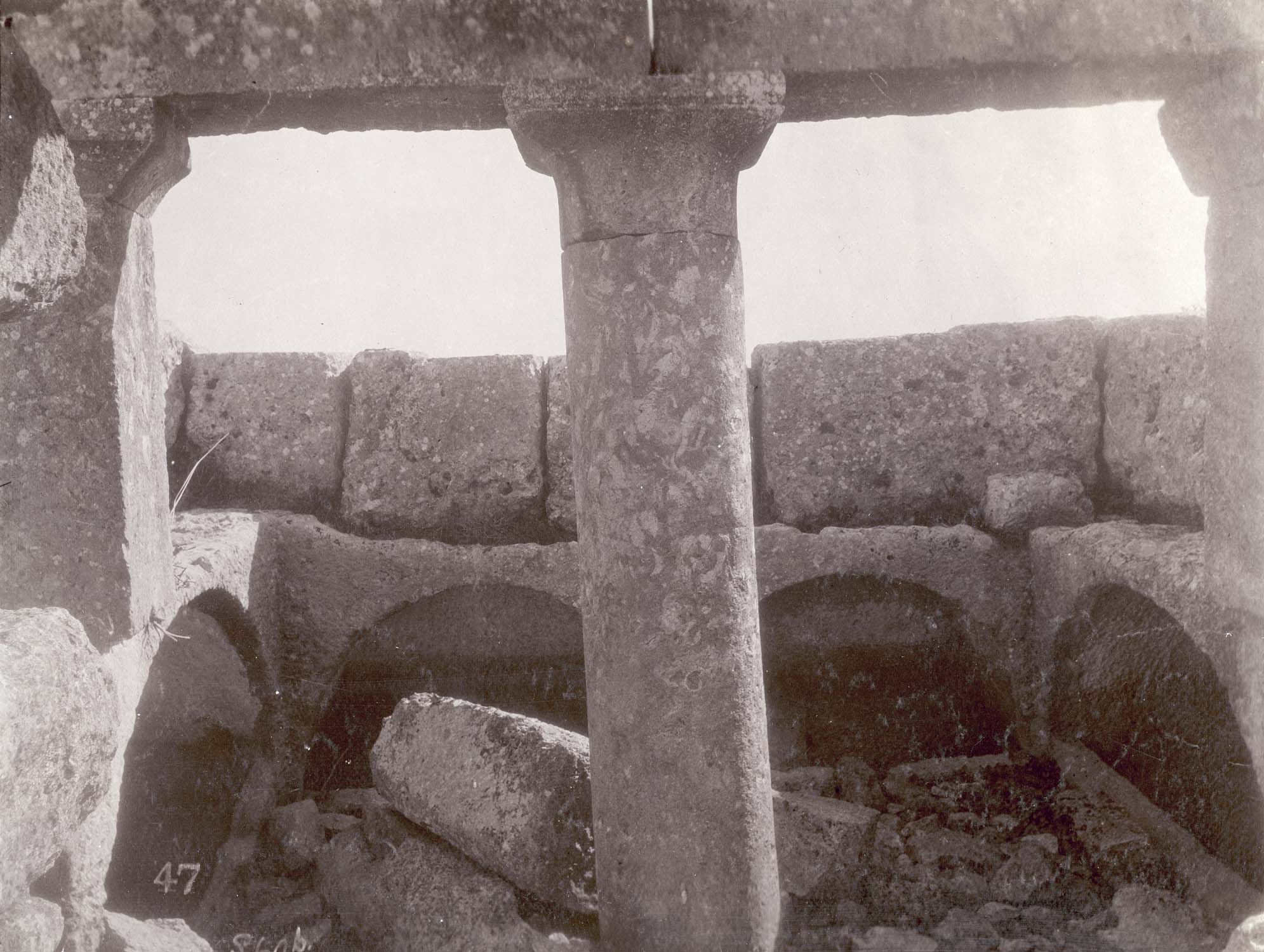 Vue intérieure de quatre des six arcosolia et d'un colonne