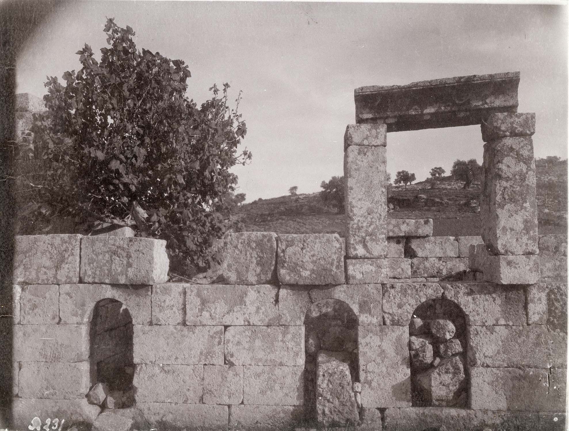 Édifice au sud de l'église : mur ouest