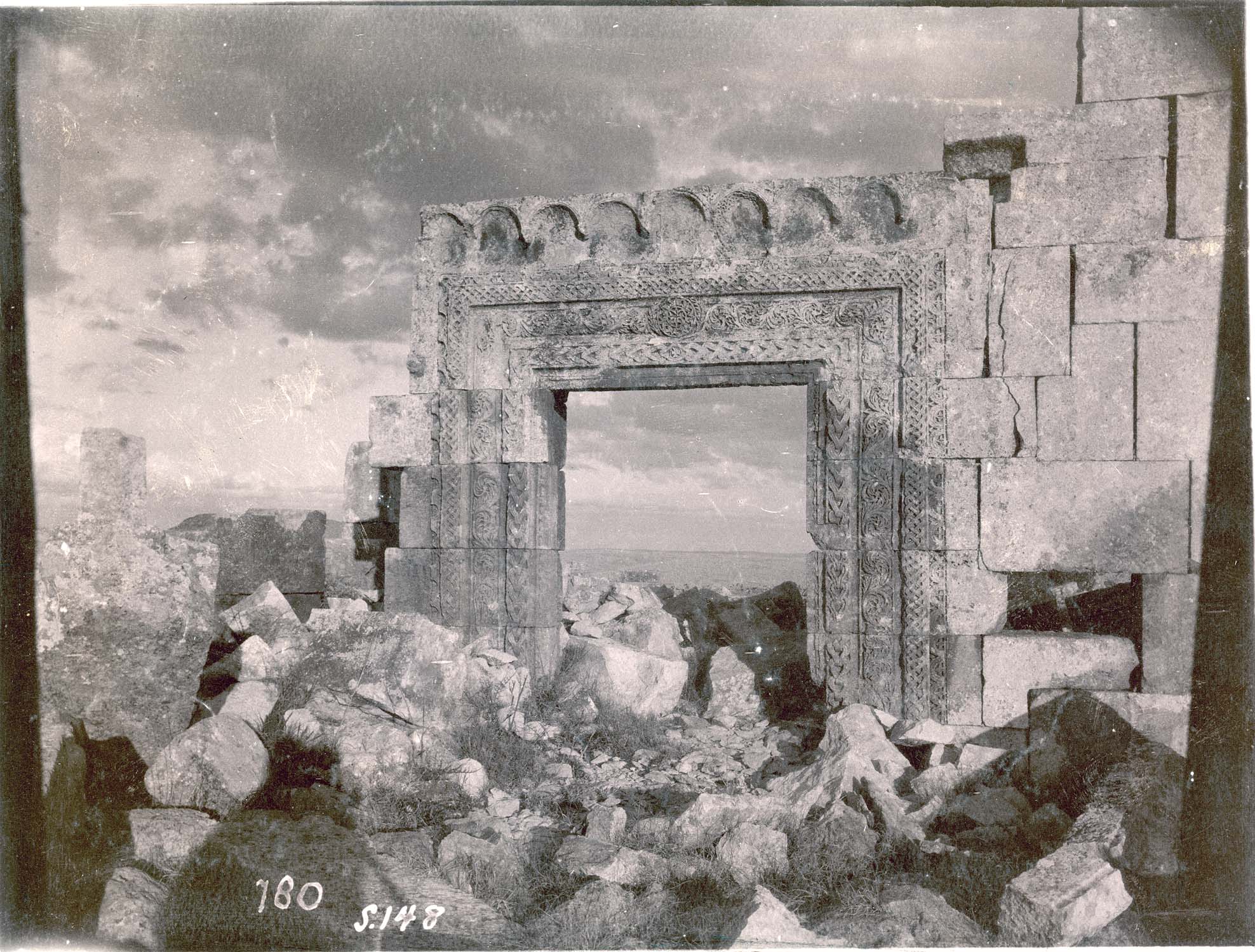 Porte monumentale, baptistère