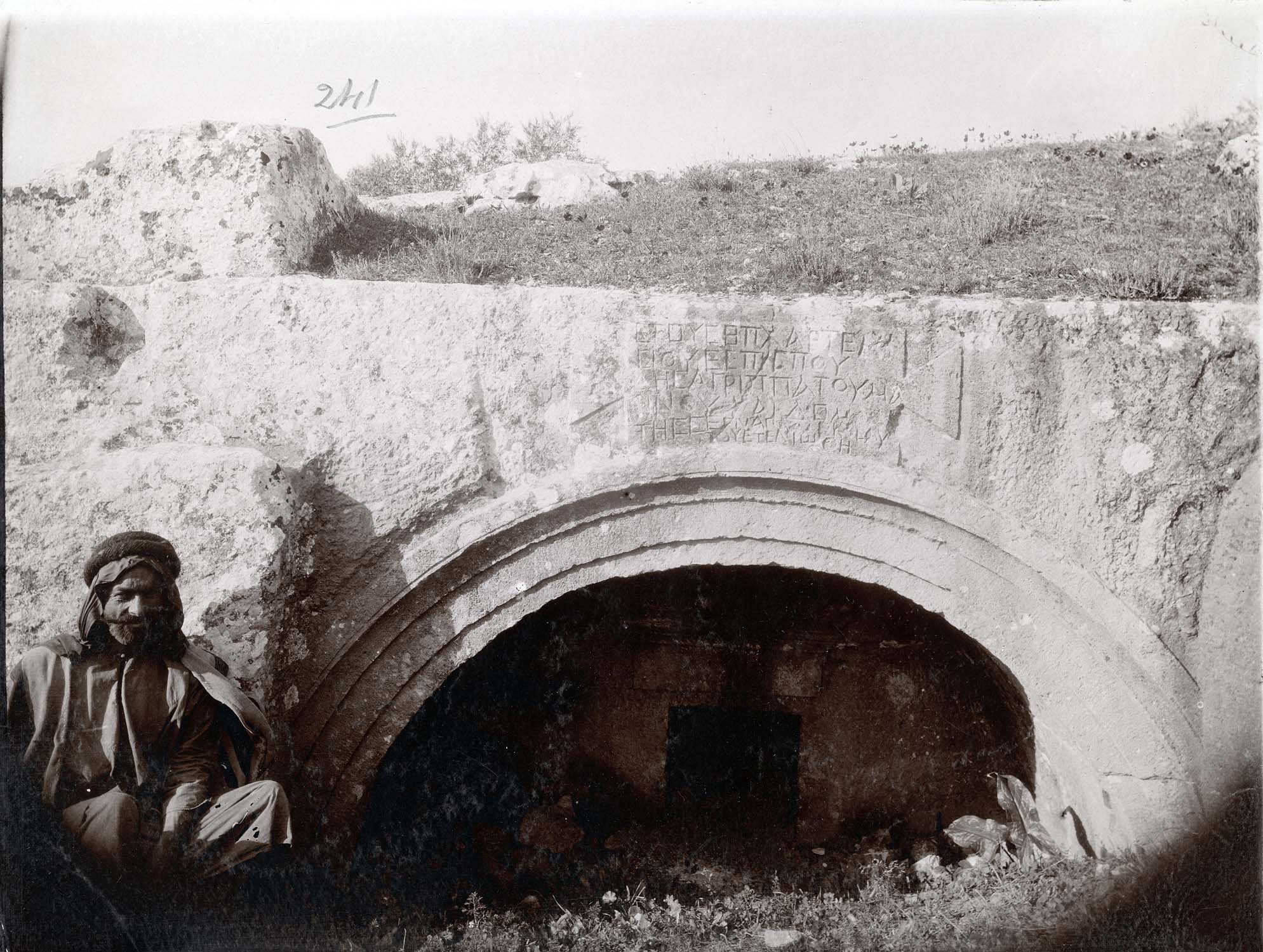 Sépulture excavée située dans les carrières au nord-ouest de la ville vue de l'entrée ; Inscription grecque n°154 datée de 378 ap. J.-C.