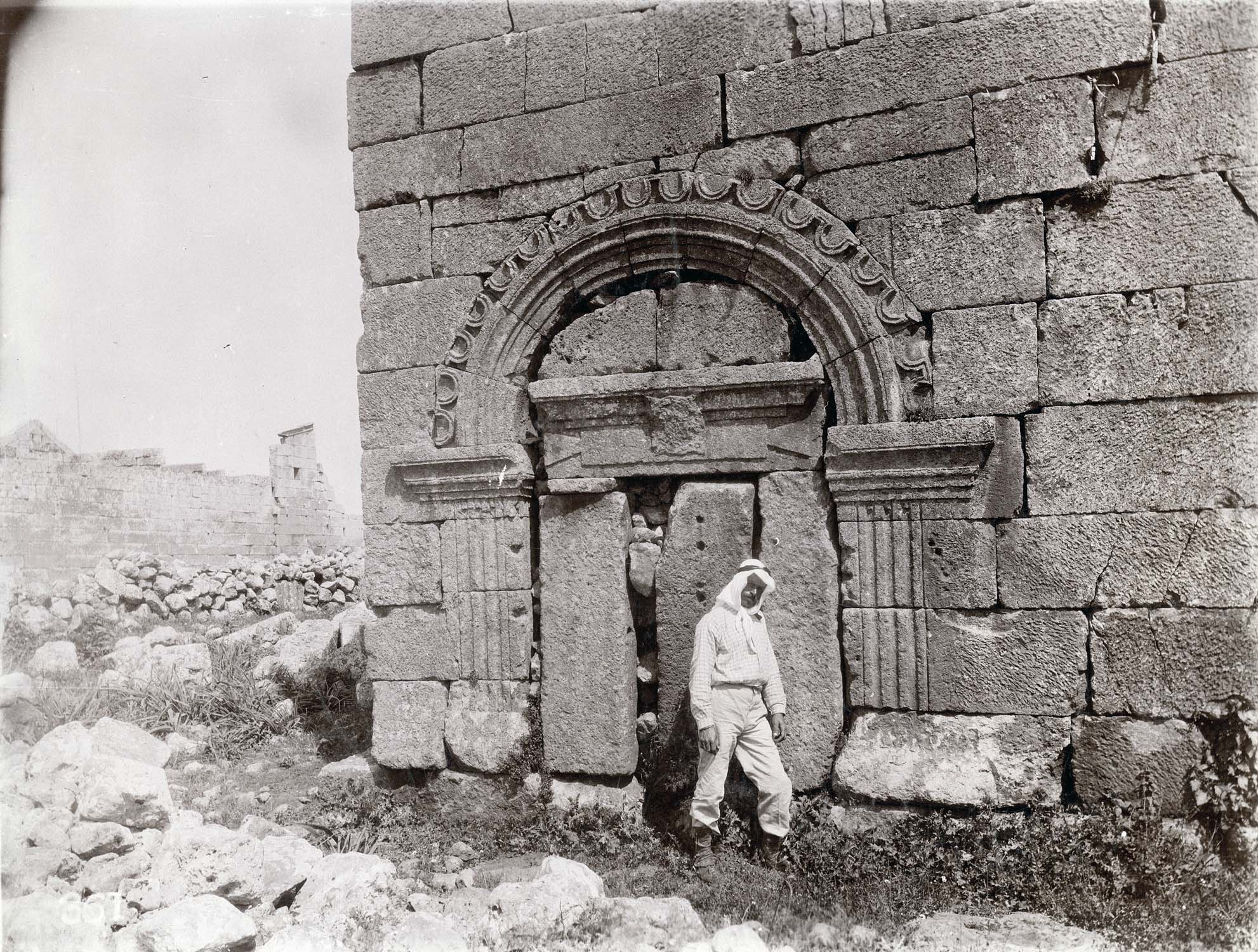 Entrée voûtée de la maison située dans le sud de la ville, prise du sud