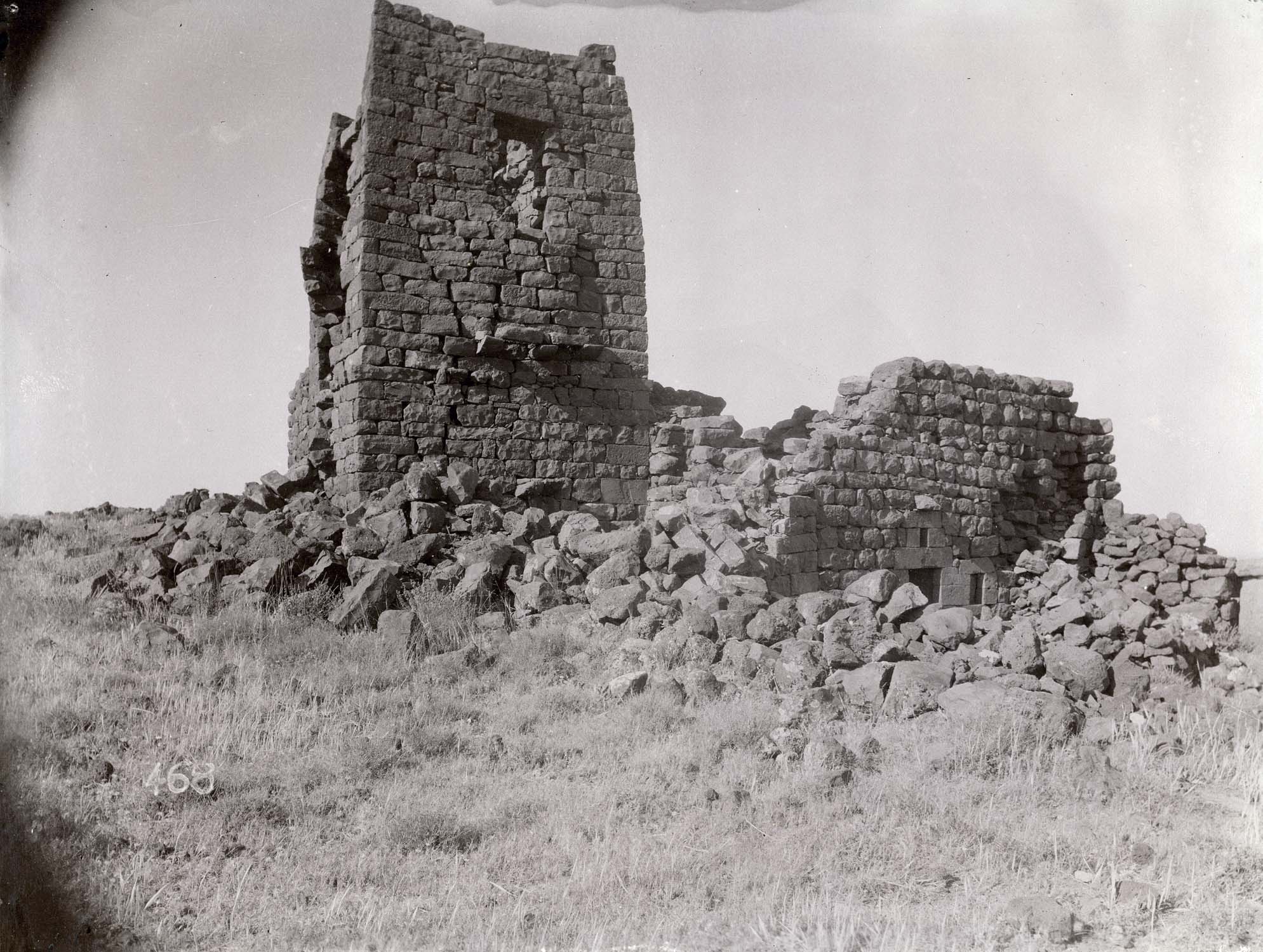 Vue générale du couvent et de la tour depuis l'ouest
