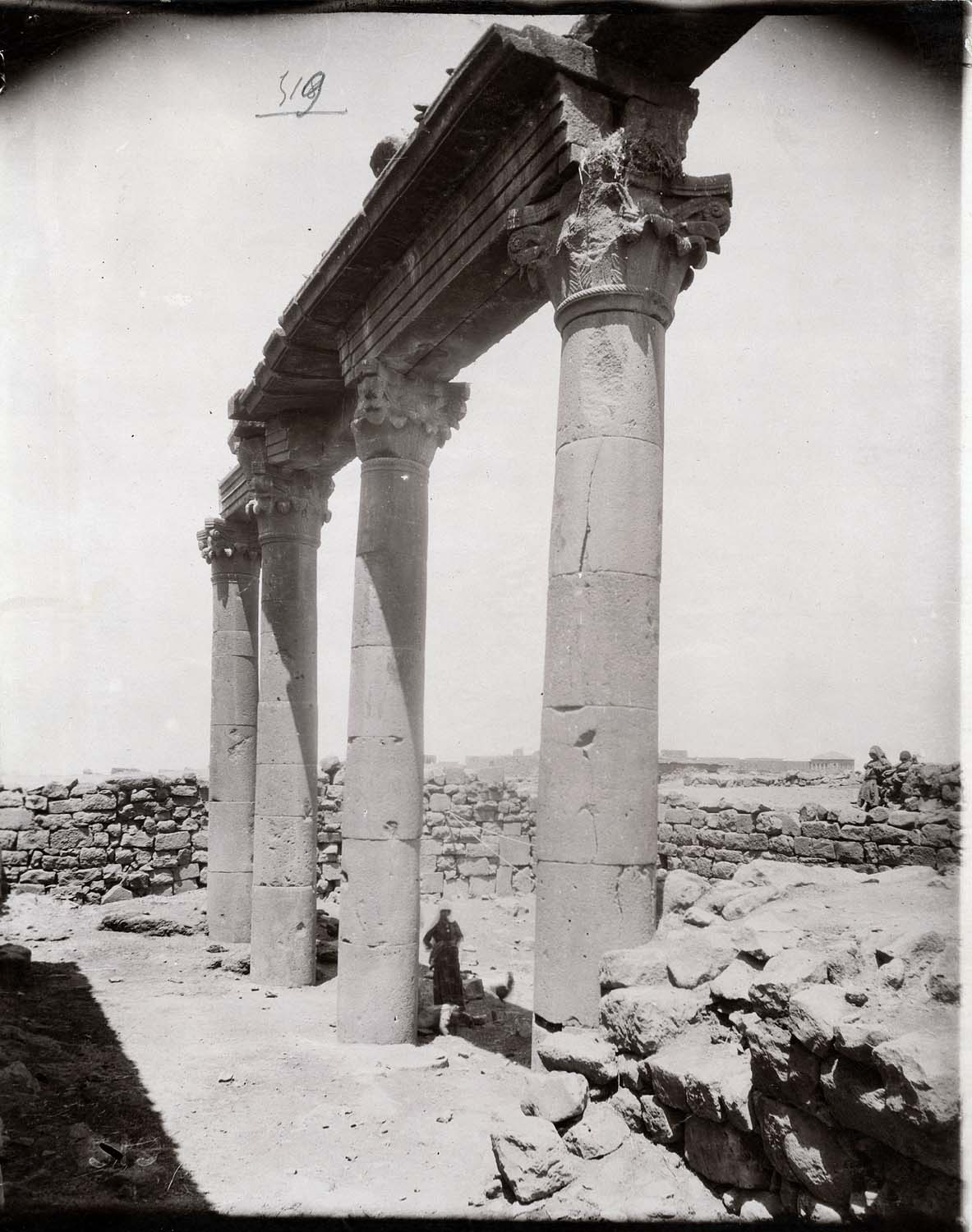 Colonnes de la façade nord depuis l'est