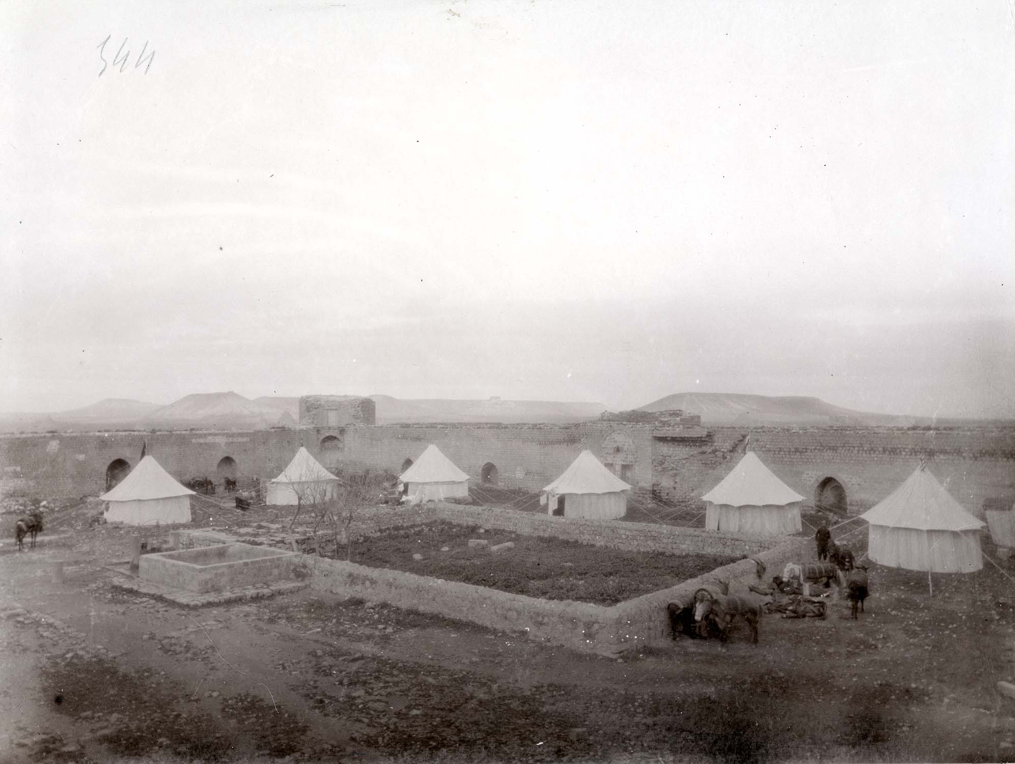 Vue générale de la cour et du campement de l'expédition archéologique, prise du sud-est