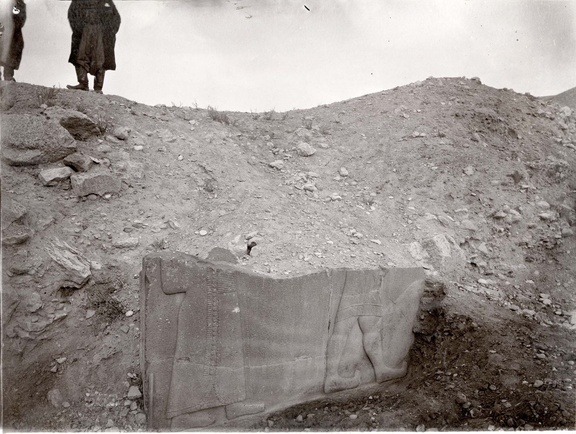 Bas-relief hittite en basalte, fragment : partie basse, membres inférieurs d'une figure féminine et d'une figure masculine