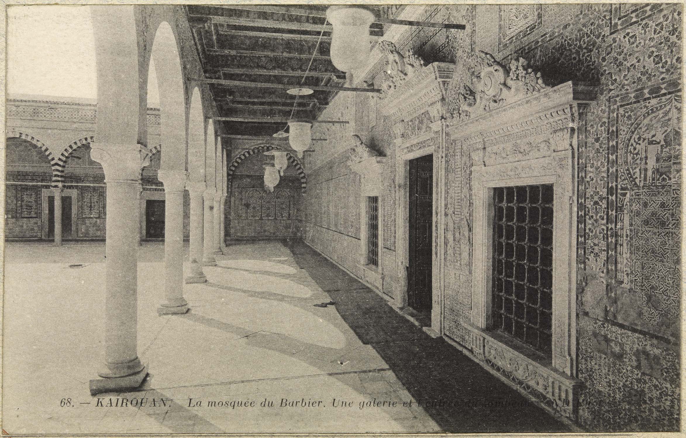 Une galerie et l'entrée du tombeau
