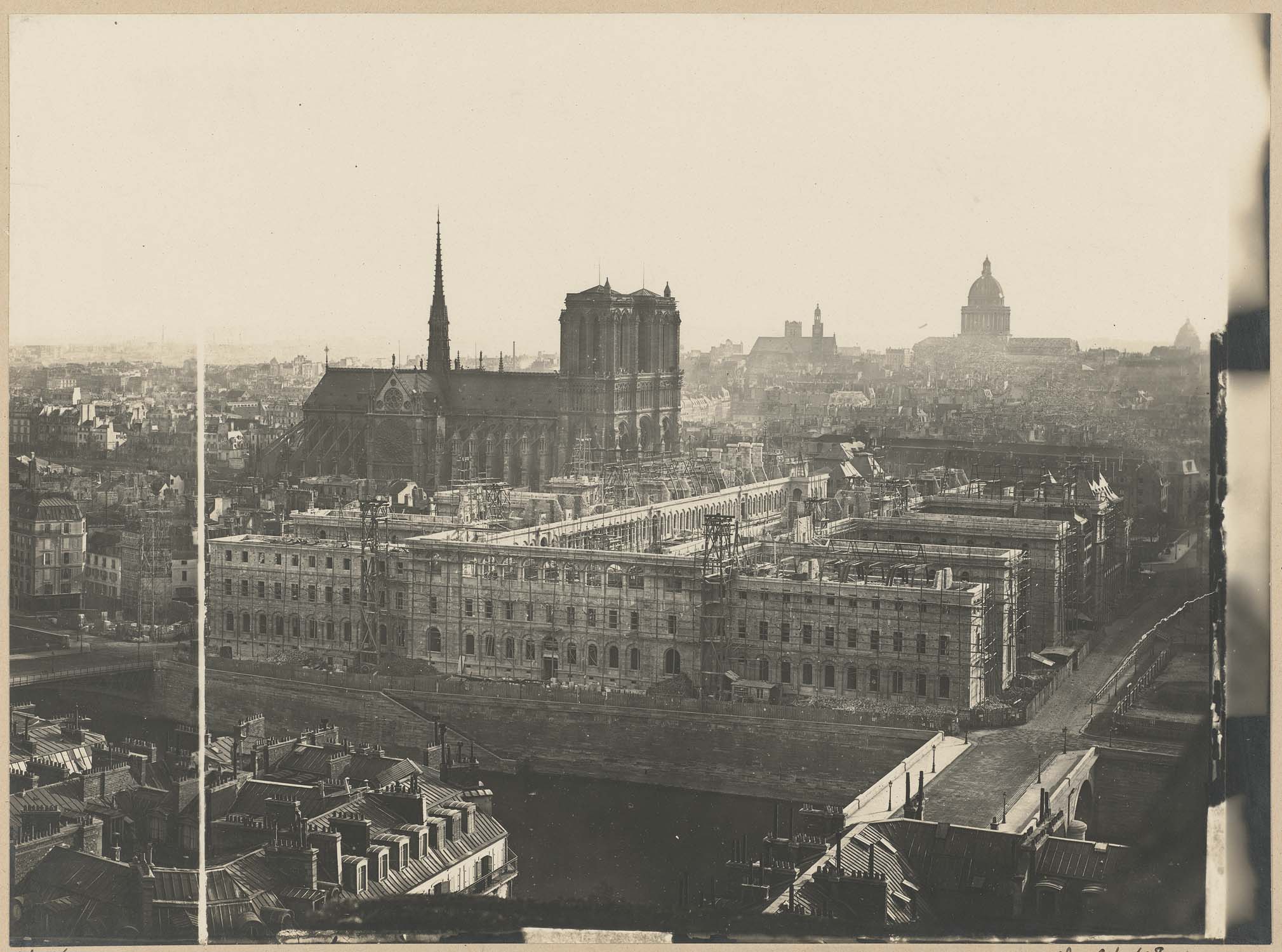 La cathédrale depuis la rive droite de la Seine avec l’hôtel-Dieu en construction