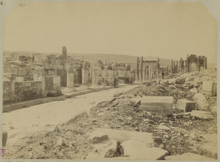 L’arc de Trajan avant restauration et le Decumanus maximus