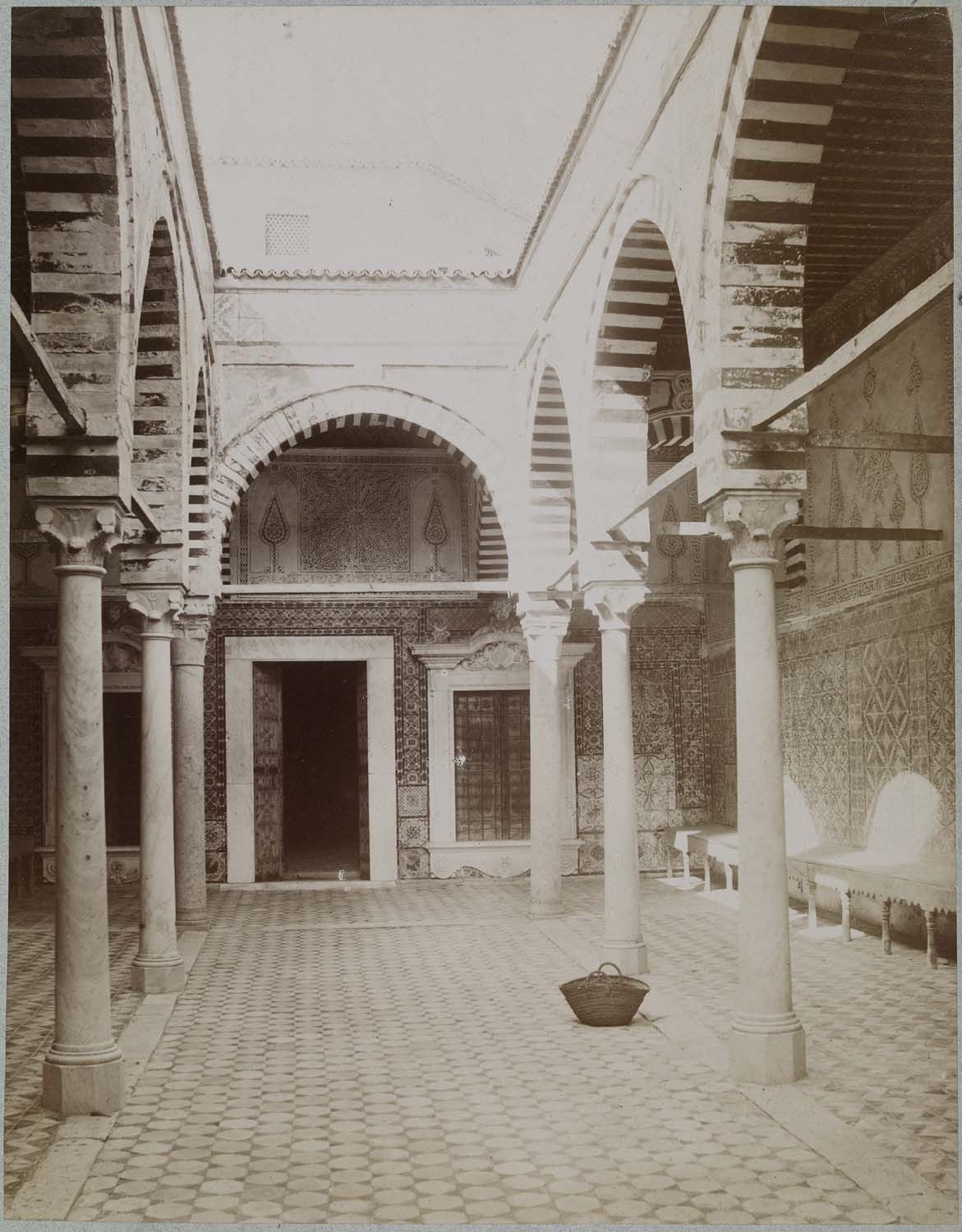 Patio donnant sur une entrée
