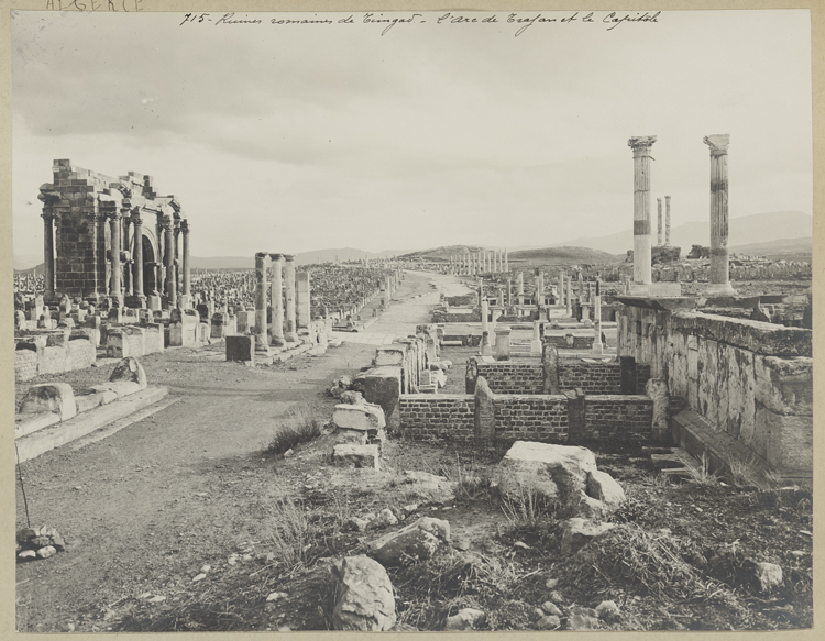 L’arc de triomphe de Trajan et le Capitole