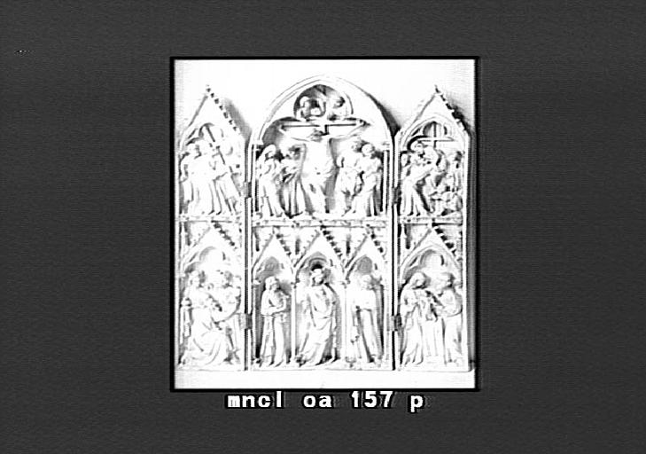 Triptyque en ivoire. 6 scènes de l'Enfance et de la Passion du Christ disposées en deux registres superposés : la Vierge glorieuse, l'Adoration des Mages, la Présentation au temple, la Crucifixion, le Portement de Croix, la Descente de Croix