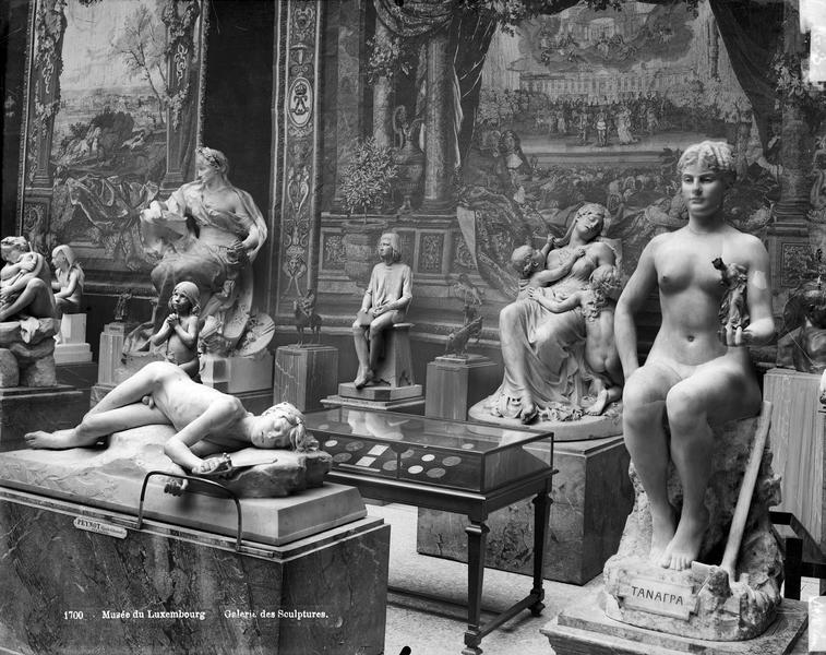 Galerie de Sculpture, vers 1912 : vue partielle, avec au premier plan à gauche la sculpture en marbre « Pro Patria » d'Emile-Edmond Peynot