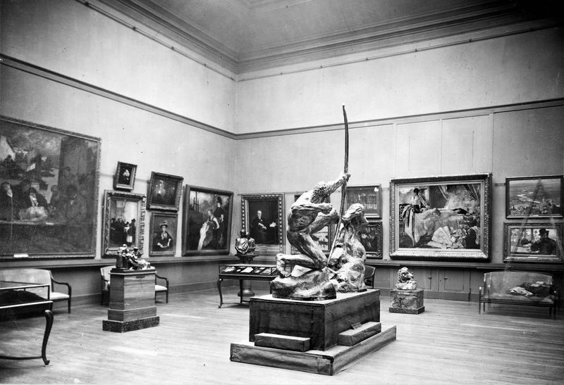 Salle réorganisée, février 1929 : au centre, « Héraklès archer », statue en bronze par Bourdelle