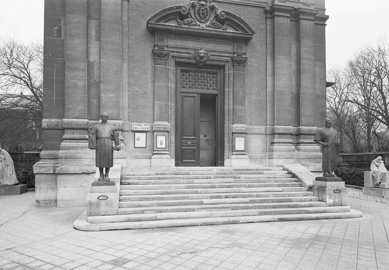 Porte d'entrée du musée, en 1930, ornée de statues de Bouchard