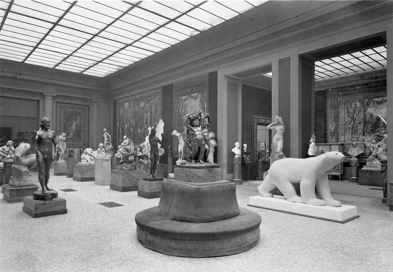 Galerie de sculpture en 1930 : à droite, l'« Ours blanc », statue en pierre par François Pompon