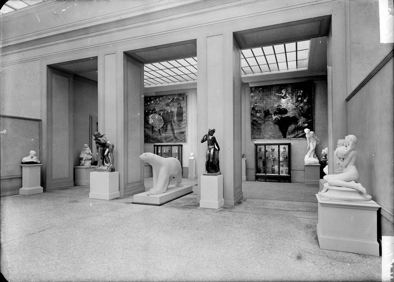 Salle des Sculptures : nouvelle présentation en juin 1931, au centre, l'« Ours blanc », statue en pierre par François Pompon