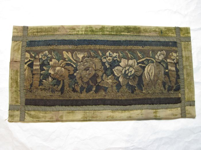 Pièces de tissus : deux fragments de tapisseries d'Aubusson