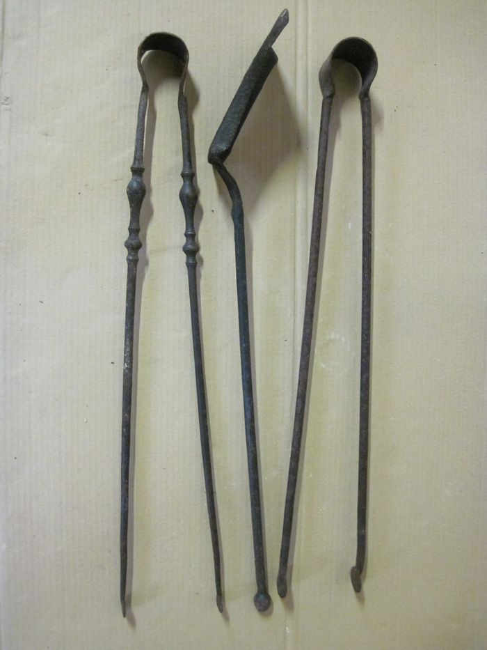Pelle d'âtre, paire de pincettes