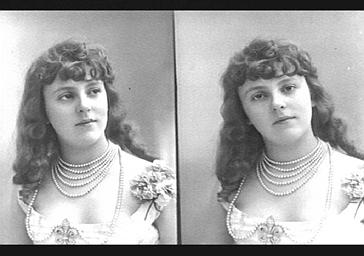 Émilienne Marie André dite Émilienne d'Alençon, actrice et courtisane, en cheveux