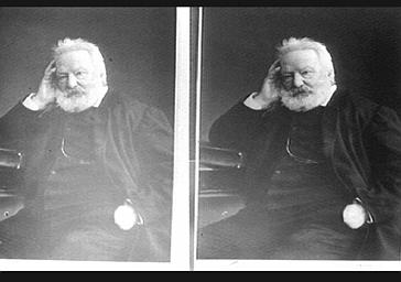 Victor Hugo, se tenant la tête