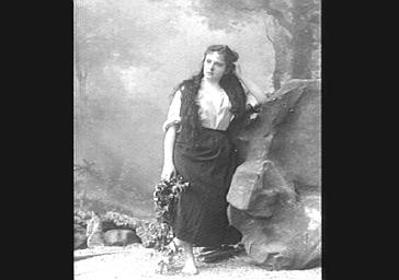 Mademoiselle Brelay, chanteuse, costumée en paysanne