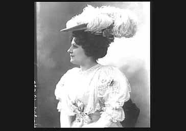 Suzanne Derval, artiste de Music Hall