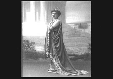 Marthe Chenal, soprano, dans 'Aphrodite'
