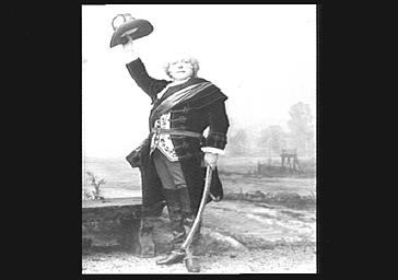M. Modot, dans 'Le Troisième Hussards'