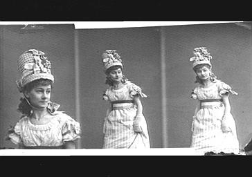 Mademoiselle Antoinette, modèle de la maison Doeuillet