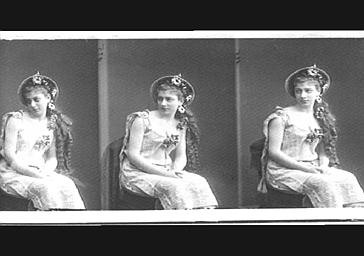 Jane Hading, cheveux coiffés en anglaises, dans ' Actéon'