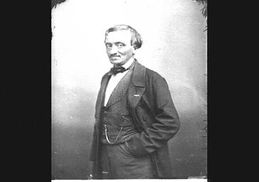 Antoine Elwart, main dans la poche du pantalon