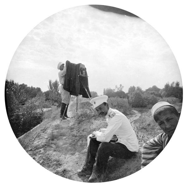 Officiers russes, appareil photographique de Paul Nadar