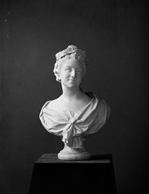 Sculpture : buste en marbre de Claire Josèphe Hippolyte Léris Clairon de La Tude, dite Mademoiselle Clairon, comédienne française (1723-1803)