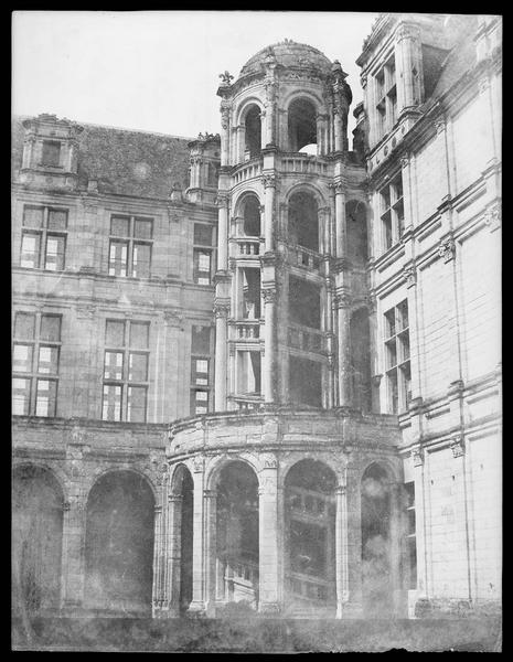 Aile François Ier : escalier extérieur, vue rapprochée