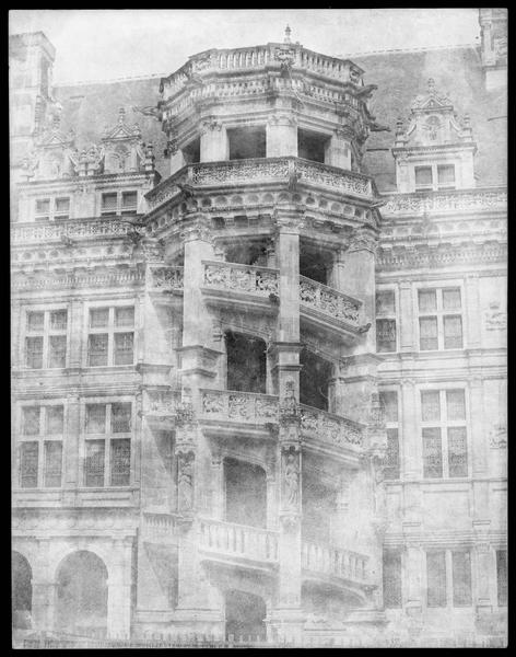 Aile François Ier : escalier extérieur, vue rapprochée