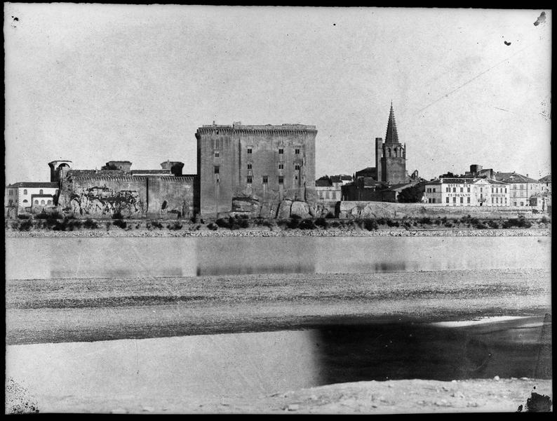 Le Rhône et l'église Sainte-Marthe