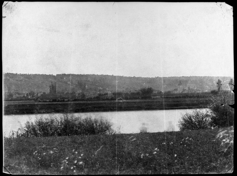 Le village depuis les bords de la Seine