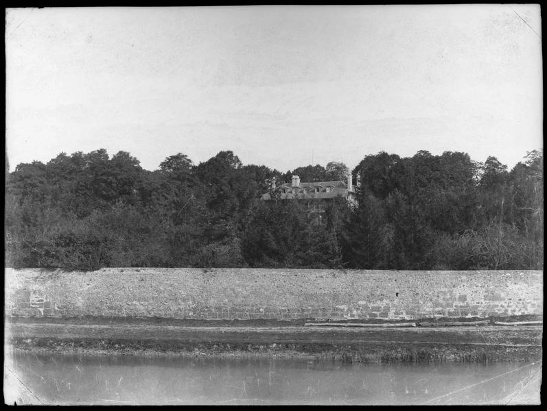 Bâtisse isolée vue depuis le bord de la Seine