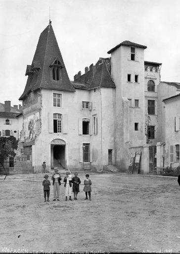 Ensemble sur la place de l'Hôtel de Ville, groupe d'enfants