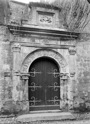 Porte d'entrée à fronton