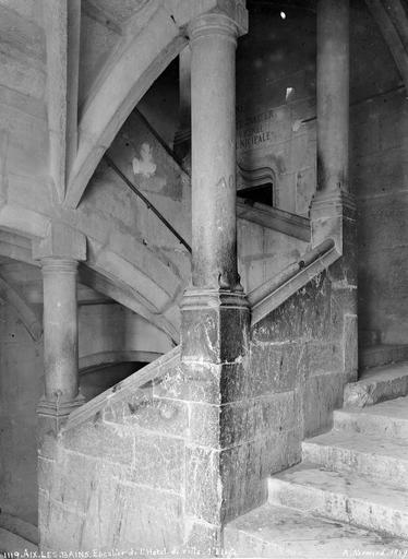 Escalier intérieur à vis au premier étage