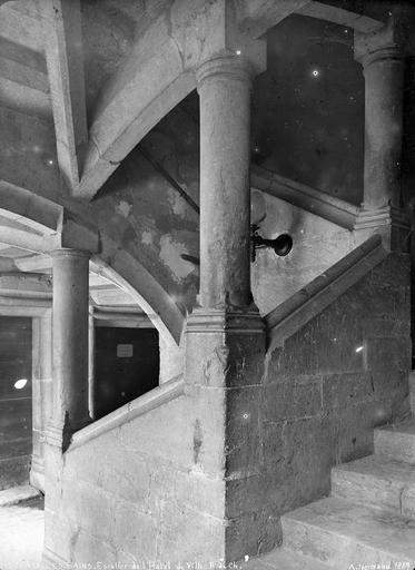 Escalier intérieur à vis au rez-de-chaussée